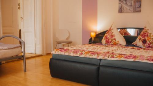 格尔利茨Sylvias Ferienwohnungen Nr.1 Hochparterre的一间卧室配有一张床铺,床上有毯子