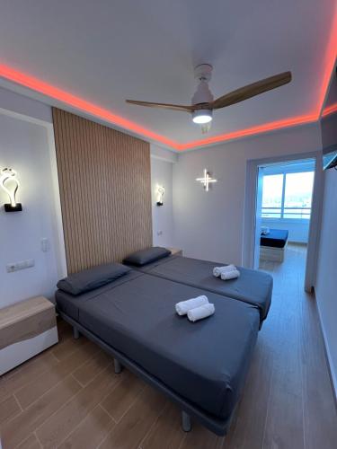 贝尼多姆Hany apartment Tropic mar 18-C的一间卧室配有两张带毛巾的床