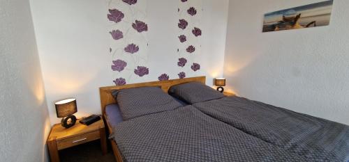 阿尔特瑙Brockenblick的一间卧室配有一张带两个枕头的床
