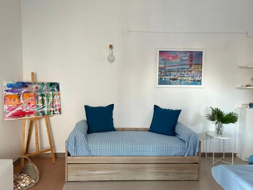 吉诺萨滨海B&B Il Timone - Ginosa Marina的客房内的沙发配有蓝色枕头