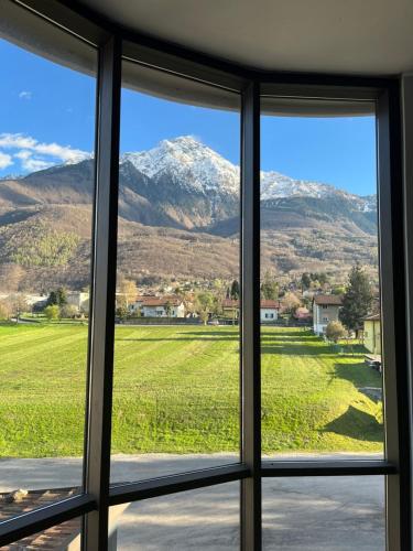 科利科极光酒店的窗户享有山景。