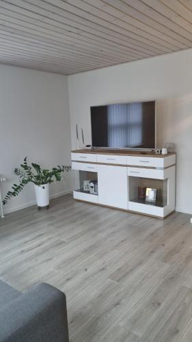 RødekroAnnes Hus的客厅配有平面电视和沙发。