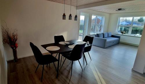 RødekroAnnes Hus的客厅内带桌椅的用餐室