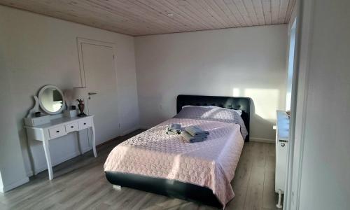 RødekroAnnes Hus的一间小卧室,配有一张床和镜子