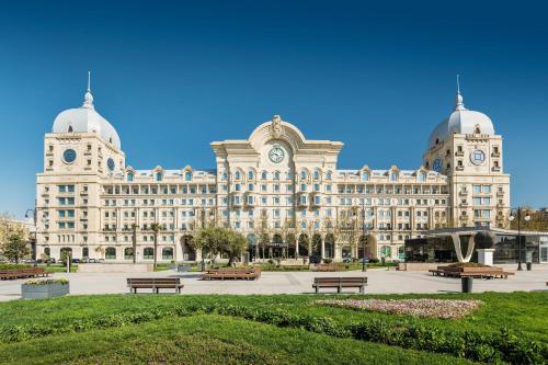 巴库Courtyard by Marriott Baku的一座大型建筑,前面有一个公园