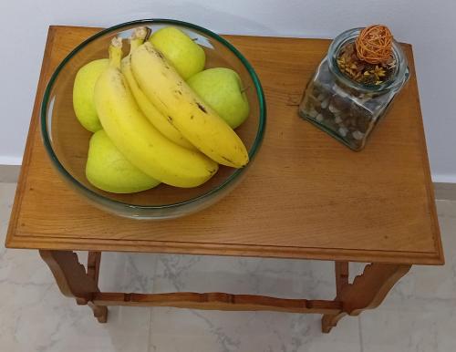 大加那利岛拉斯帕尔马斯Hoya de Ayala I的木桌上放着一碗香蕉和梨