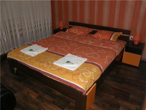 希萨里亚Apartment Bulgaria的卧室内的一张床铺,上面有两张餐巾纸