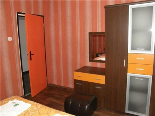 希萨里亚Apartment Bulgaria的一间带红色橱柜和镜子的浴室