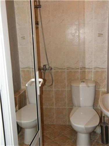 希萨里亚Apartment Bulgaria的一间带卫生间和水槽的浴室