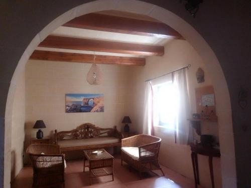 艾因西莱姆Bed and Breakfast Dar Tal-Lumija的客房设有桌椅和窗户。