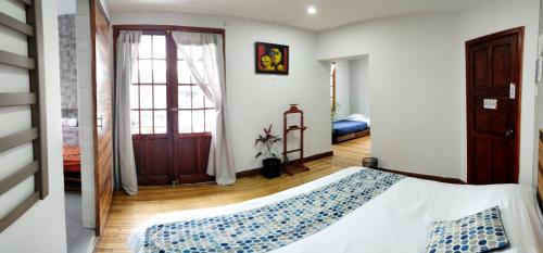 基多敏卡旅舍的一间卧室设有床、窗户和门