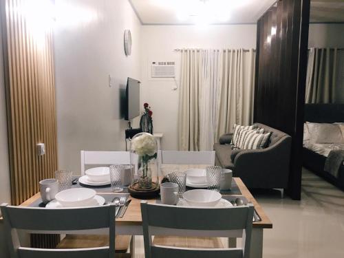 公主港Cozy Condo Palawan的餐桌、椅子和客厅