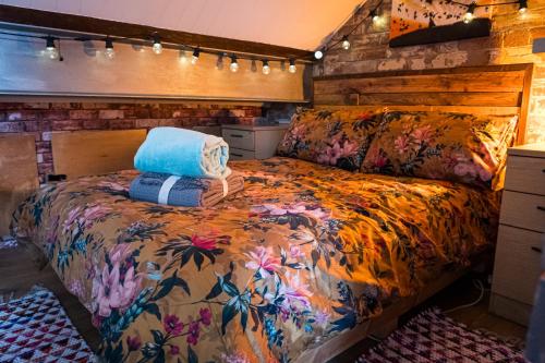 谢菲尔德City Style Lofts的一间卧室配有一张带花卉床罩的床