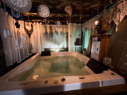 BonfimCasa de Veraneio Villa Lopes的带吊灯的客房内的大浴缸