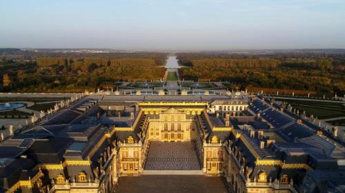 雷于利斯Appartement proche Versailles et sites olympiques的享有凡尔赛宫的空中景色