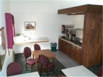 Waseca沃西卡美国汽车旅馆的带桌椅的房间和厨房