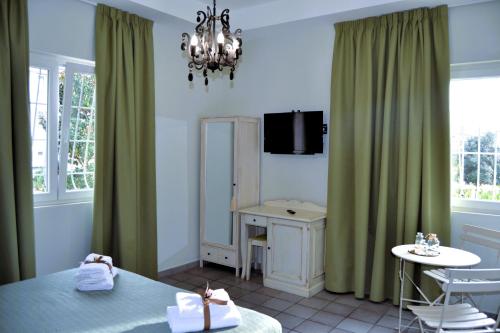 菲乌米奇诺La Magnolia 140的一间卧室配有绿色窗帘、桌子和书桌