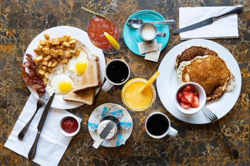 贾斯珀阿斯托利亚酒店的桌上摆着早餐盘,包括鸡蛋和煎饼
