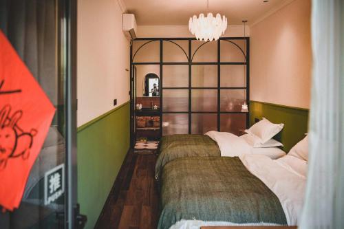 怀柔长城脚下relax家民宿的一间卧室设有一张大床和一个窗户。