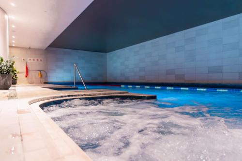伯恩茅斯伯恩茅斯希尔顿酒店的游泳池内的按摩浴缸