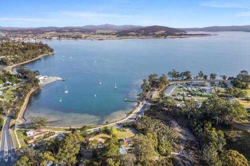 圣海伦斯Tasman Holiday Parks - St Helens的享有湖泊的空中景色,里面装有船只