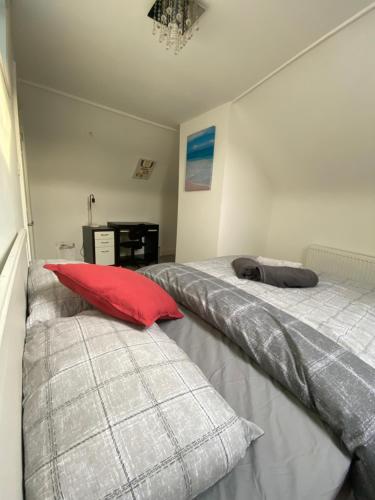 NorwoodModern 3 bed flat near Crystal Palace Stadium with great transport links的两张睡床彼此相邻,位于一个房间里