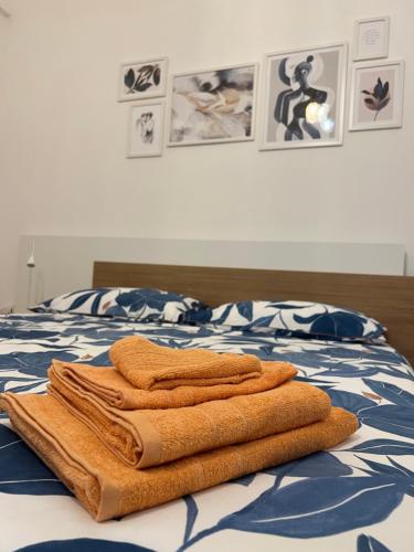 GuagnanoPunto Felice的床上的一大堆毛巾