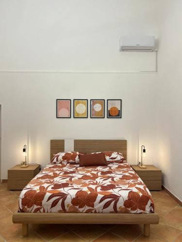 GuagnanoPunto Felice的卧室配有一张床,墙上有三幅照片