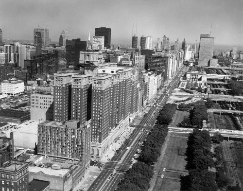 芝加哥芝加哥希尔顿酒店的一张黑白相间的城市照片,有高大的建筑