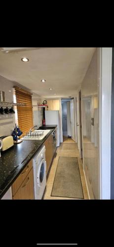 Kent2 Bedroom Chalet Isle of Sheppey Holiday Village的厨房配有水槽和洗衣机