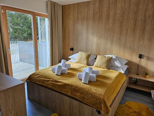 道尼库宾Apartmán Hillside Y24的一间卧室配有一张白色床架