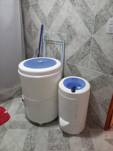Puerto Santa CruzCarla的卫生间和浴室内的垃圾桶