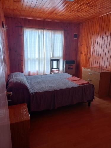 Puerto Santa CruzCarla的一间卧室设有一张大床和一个窗户。