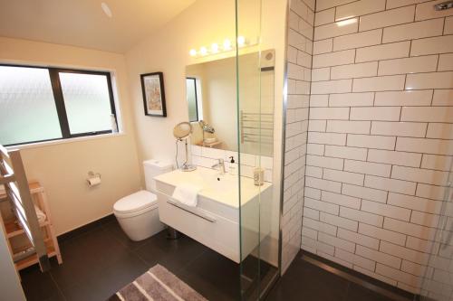 瓦纳卡滕培瓦纳卡住宿加早餐旅馆的一间带水槽、卫生间和淋浴的浴室