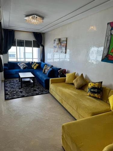 卡萨布兰卡Yanis guest house的客厅配有沙发和桌子