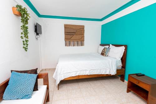 El LimónLUTIX HOTELS的一间卧室配有一张蓝色天花板的床