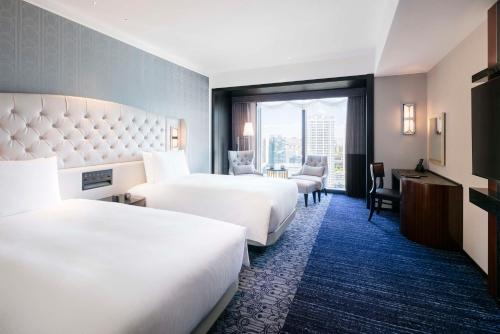 横滨横滨希尔顿酒店的酒店客房配有两张床和一张书桌