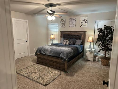 拉伯克3bed/2bath cozy spacious place的一间卧室配有一张床和吊扇