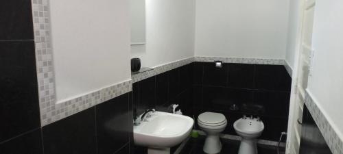 Moisés VilleHostal Adelita的黑白浴室设有卫生间和水槽