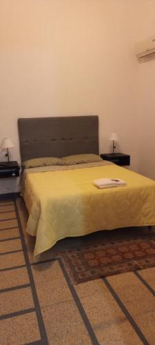 Moisés VilleHostal Adelita的一间卧室配有一张黄色床罩的床