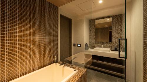 武雄市OND HOTEL（オンドホテル）的带浴缸和盥洗盆的浴室