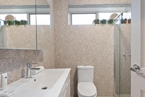 墨尔本Urban Retro - Experience Vibrant Courtyard Charm的浴室配有卫生间、盥洗盆和淋浴。