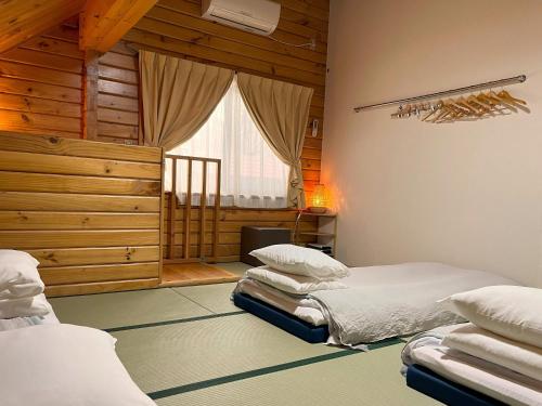 白马村罗格小屋大纪元酒店的一间卧室设有两张床和窗户。