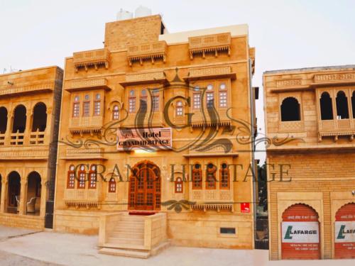 斋沙默尔Hotel Grand Heritage Jaisalmer的建筑的侧面有标志