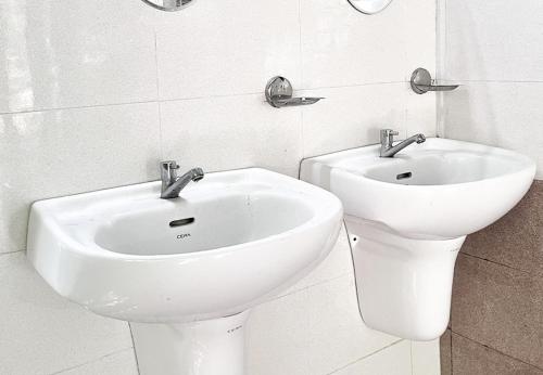 蒙纳Campper Campwoody Munnar的浴室配有白色水槽和卫生间。