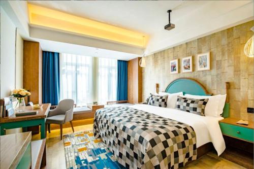拉萨美豪酒店拉萨店的配有一张床和一张书桌的酒店客房