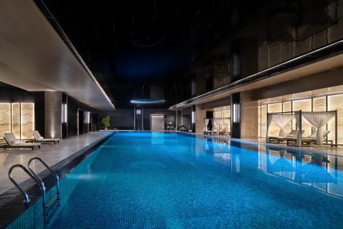 济南济南君廷酒店的大楼内一个蓝色的大型游泳池