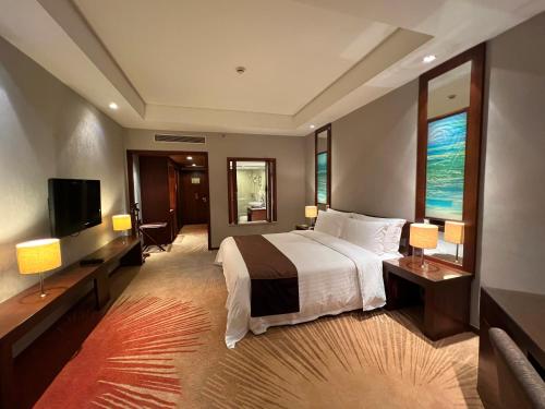上海上海宝隆宾馆 的酒店客房,配有床和电视