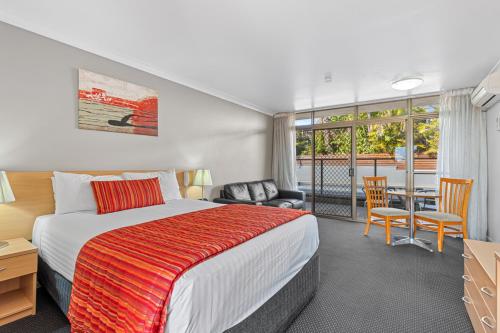 土乌巴格拉玛美景舒适汽车旅馆的卧室配有一张床和一张桌子及椅子