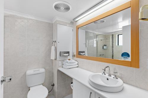 土乌巴格拉玛美景舒适汽车旅馆的一间带卫生间、水槽和镜子的浴室
